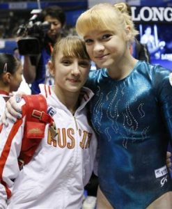 Komova y Nabieva celebrando sus medallas en asimetricas. Foto: Associated Press /  Bullit Márquez