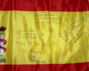 Banderita firmada por el trío sénior de ESP. Banderita firmada por el trío sénior de ESP.