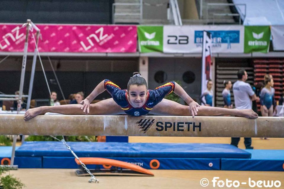 Aina Puig en barra de equilibrios en la Austrian Team Cup. Fotografía: Wolfgang Benedik